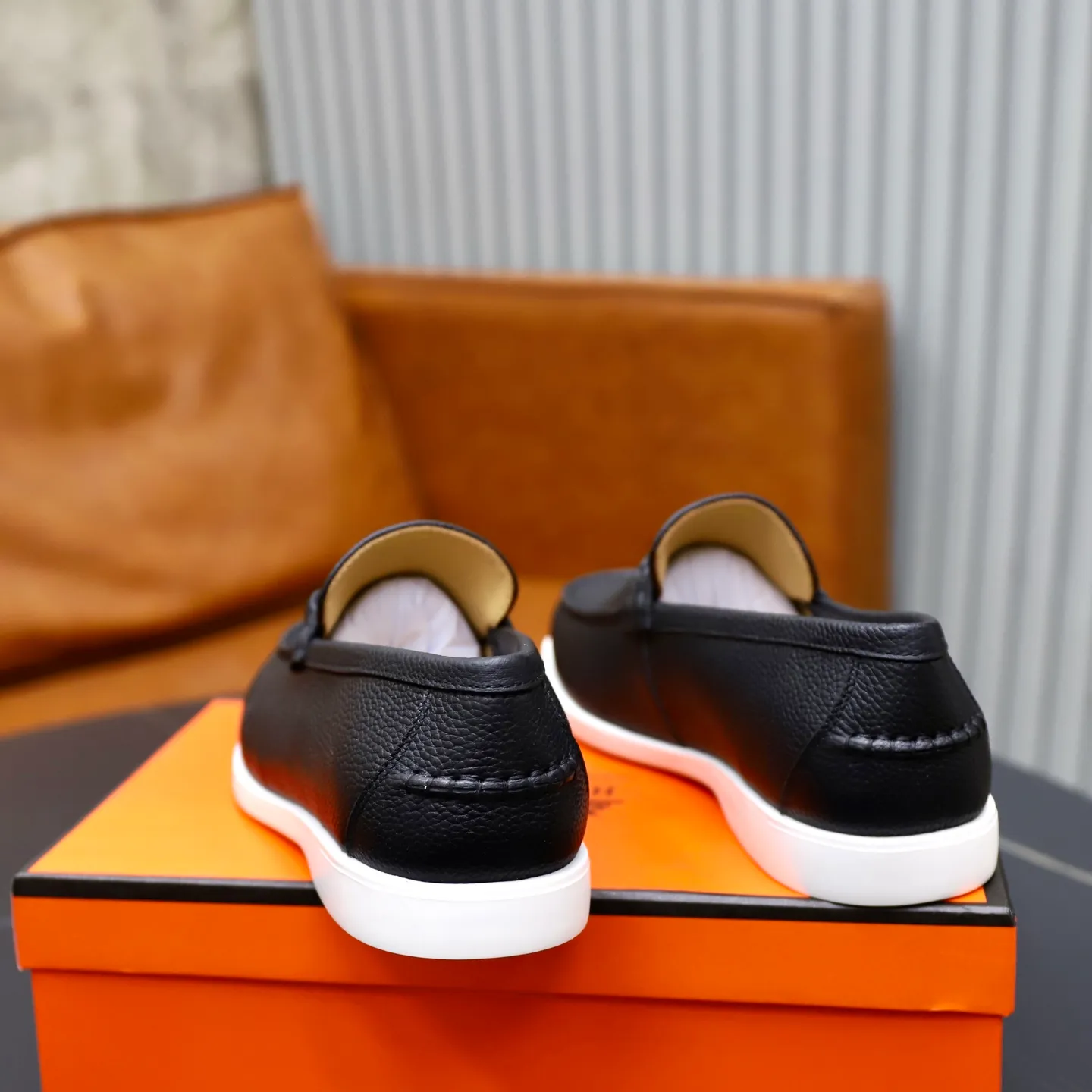 Ex-factory price: 560💰Hermès/Hermès slip-on men's shoes. This shoe is made of imported pebbled cowhide. It has simple and smooth lines and is combined with aerodynamically designed 3CM rubber foam ultra-light soles! Youthful and fashionable, classic H-shaped hardware buckle decoration, calf lining gently wraps the feet, with logo cowhide feet, casual and urban style, highlighting youthful vitality, sports and leisure version, super versatile, code number: 38-39-40-41-42-43-44 standard leather shoe size (45 can be customized but does not support returns)
